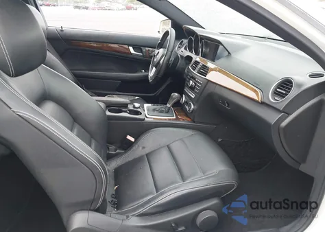 2012 Mercedes-Benz C 350 Sport z USA, uszkodzony, nr VIN WDDGJ5HB3CF791548